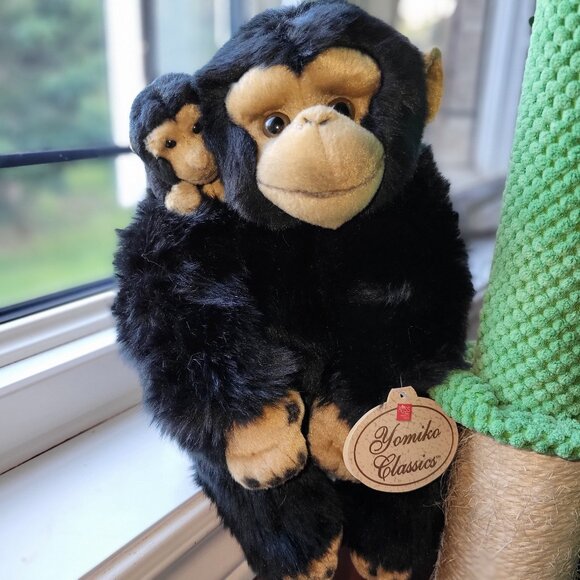 Russ Berrie/Yomiko Classics Black/Brown Chimpanzee with baby on shoulder - Picture 1 of 11
